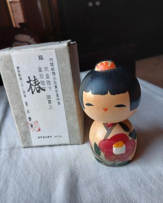 Bambola Kokeshi "Tsubaki"(Camelia) di Aoki Ryoka