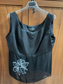 Particolari top con fiore e giacchina chiffon nero