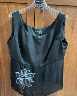 Particolari top con fiore e giacchina chiffon nero