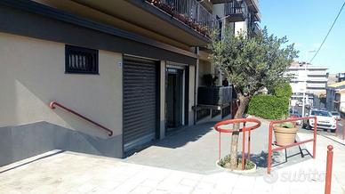 Ampia Bottega C/1 con 6 punti luce