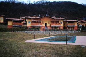 Bianzano con due camere posto auto e piscina