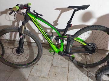 Mountain bike doppio ammortizzatore 