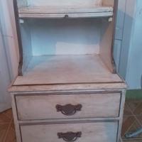 Grande comodino con cassetti