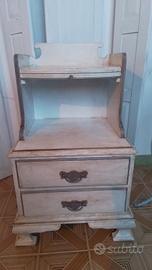 Grande comodino con cassetti