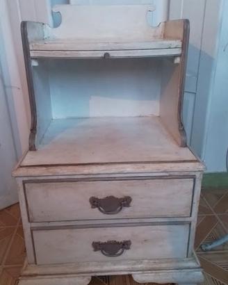 Grande comodino con cassetti