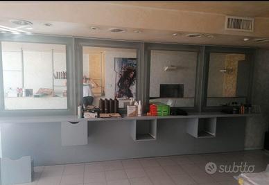 Quattro postazioni di lavoro per parrucchieri 