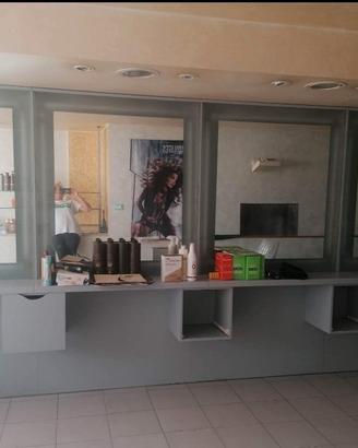 Quattro postazioni di lavoro per parrucchieri 