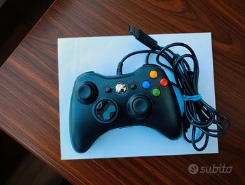 È'controller per videogiochi, (con cavo USB) 