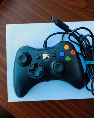 È'controller per videogiochi, (con cavo USB) 