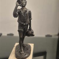 Scultura in bronzo “Ragazzo con brocca” su base