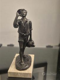 Scultura in bronzo “Ragazzo con brocca” su base