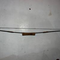 Arco antico in legno con frecce e portafrecce