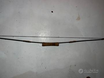 Arco antico in legno con frecce e portafrecce