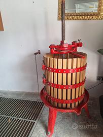 Torchio a leva + pigiatrice manuale + tino