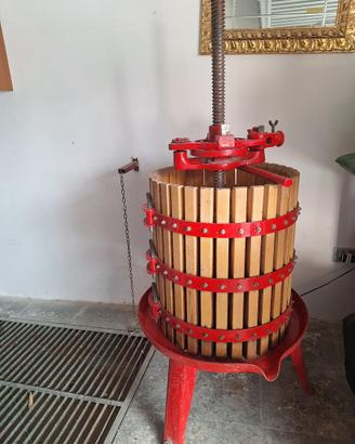 Torchio a leva + pigiatrice manuale + tino