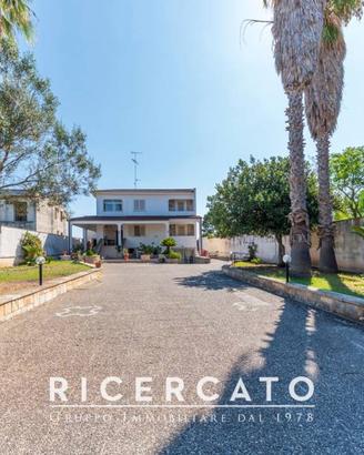 Villa di 400 m² con più di 5 locali e box auto a L