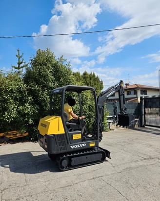 E232 - Mini escavatore 15 q.li Volvo EC15