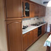 Cucina in legno +  tavolo e sedie