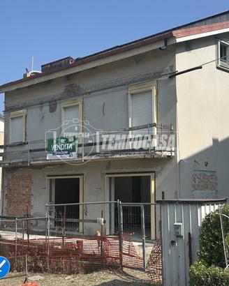 SOLUZIONE INDIPENDENTE CON CORTE E GARAGE