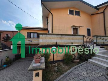 Villa di 200 m² con più di 5 locali e box auto dop
