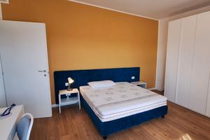 Stanza in appartamento solo donne,comodo al centro