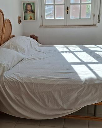 Camera da letto vintage, coloniale, vimini rattan
