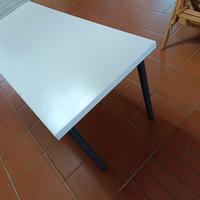 Tavolino IKEA in legno con gambe in metallo