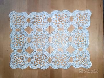 Centrino in cotone bianco fatto a mano