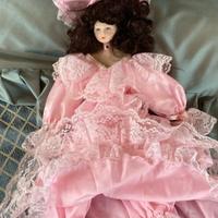 Bambola di porcellana con vestito rosa