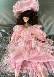 Bambola di porcellana con vestito rosa