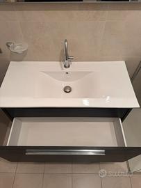 Mobile bagno con rubinetto