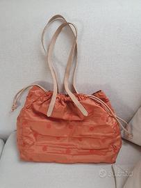Borsa arancione.