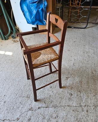 Seggiolina in legno massello con seduta in paglia