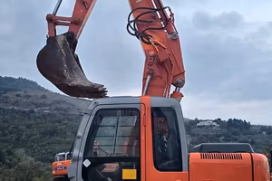HITACHI ZX130