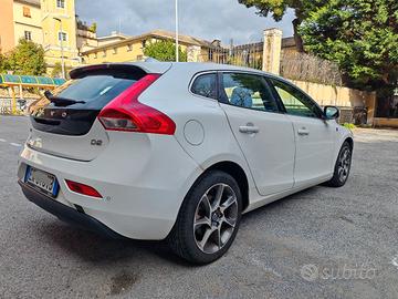 Volvo v40 full accessoriata ok neopatentati 