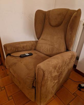 Poltrona relax reclinabile ed elevabile a 2 motori