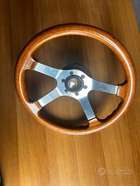 Volante d’epoca in legno per auto classiche