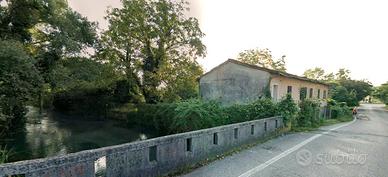 Rustico e terreno nel parco fluviale del Noncello