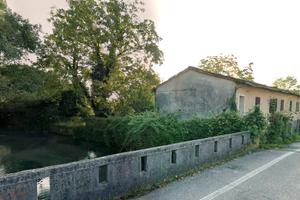 Rustico e terreno nel parco fluviale del Noncello