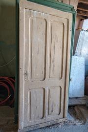 Porta antica in legno con chiambrana originale