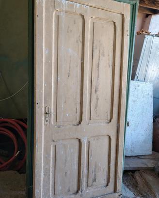 Porta antica in legno con chiambrana originale