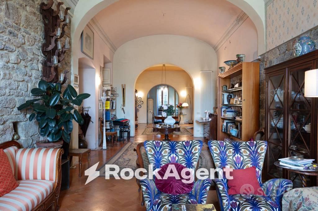 Appartamento di 292 m² con più di 5 locali e box a - Altro