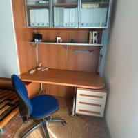 Scrivania, pensili, boiserie, cassettiera e sedia