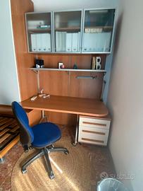 Scrivania, pensili, boiserie, cassettiera e sedia