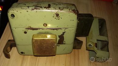 Serratura con chiavi