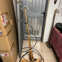 Albero di Natale fatto con tubi luminosi