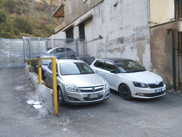 Via dell'auriga 4 posti auto chiusi a 3 lati acqua