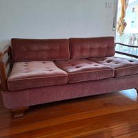 Divano legno con cuscini velluto rosa antico