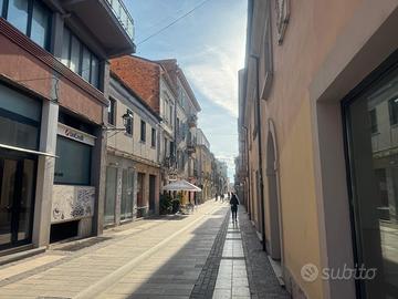 Locale in corso manthone'