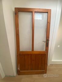 Porta in legno con vetro